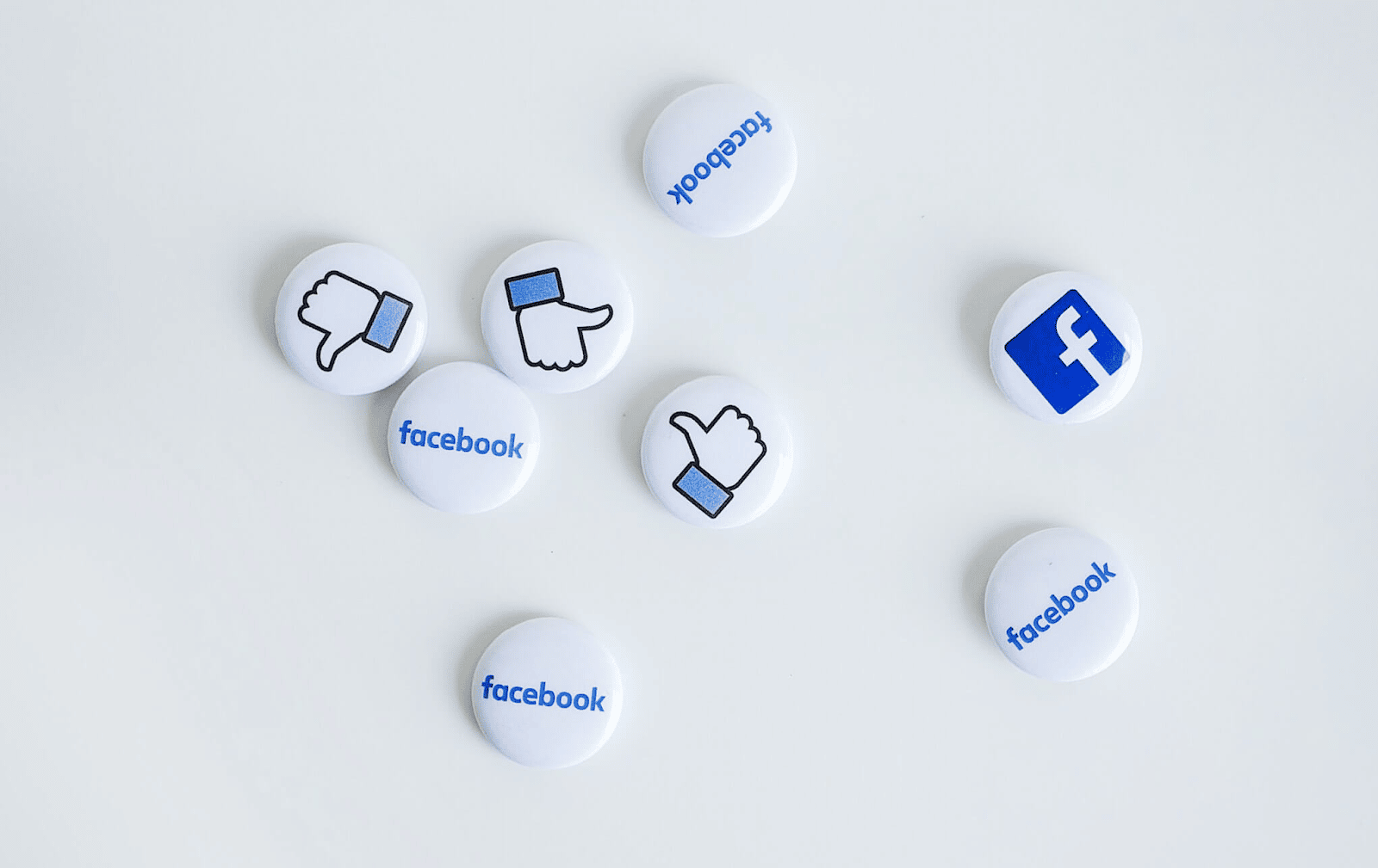 Theo thuật toán của kênh Facebook thì các bài post từ account cá nhân luôn được ưu tiên hiển thị nhiều hơn trên Bảng tin so với bài đăng của fanpage.
